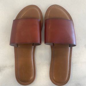 Universal Thread sandal. Size 8.